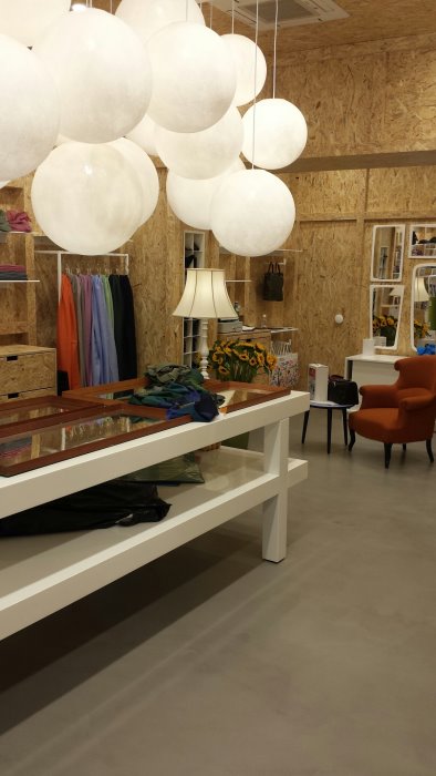 Il pavimento in resina può dare maggior risalto al design del tuo showroom, eleganza e praticità